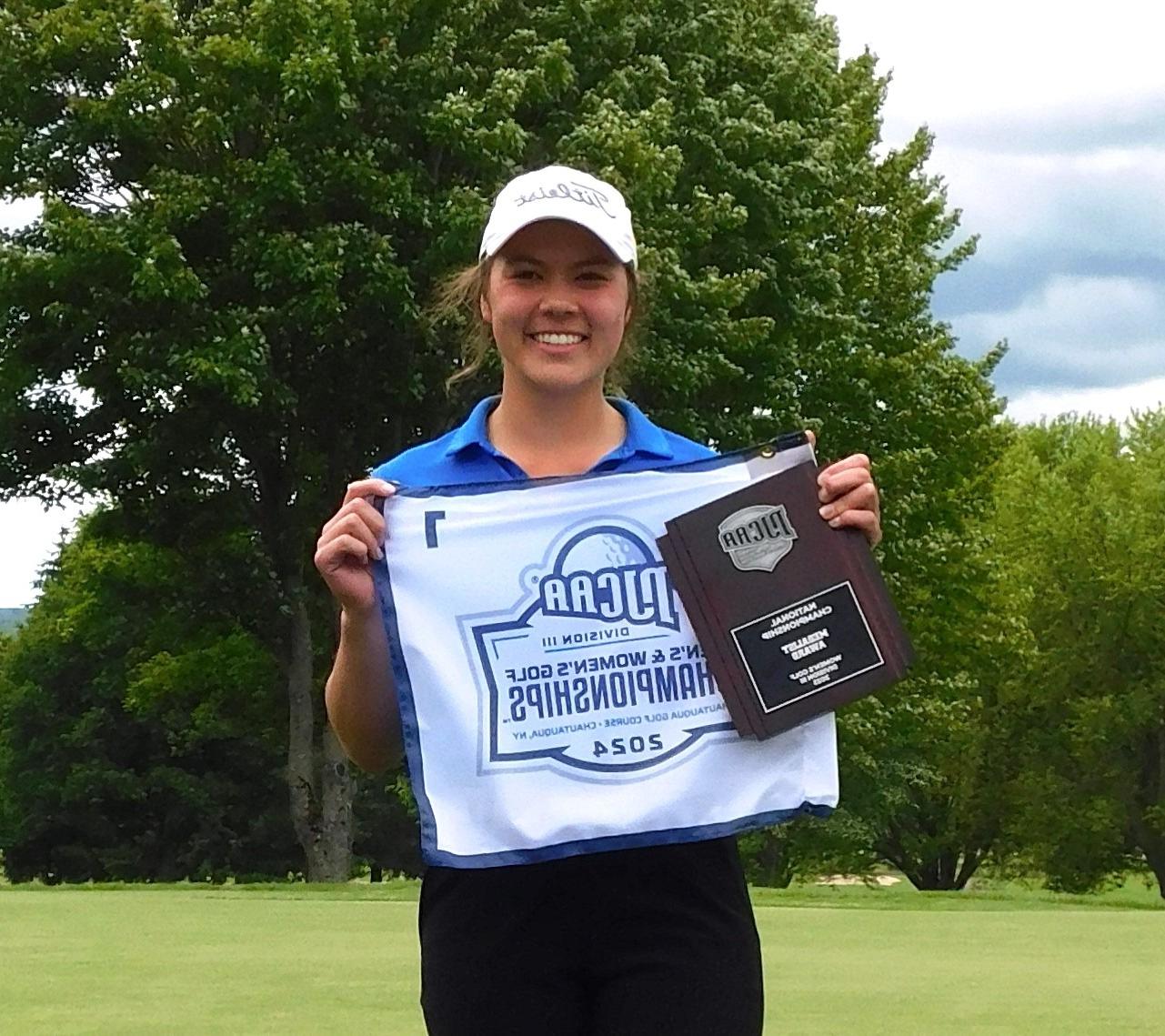 Ellia Soydara with her medalist plaque after winning the 2024 championship.